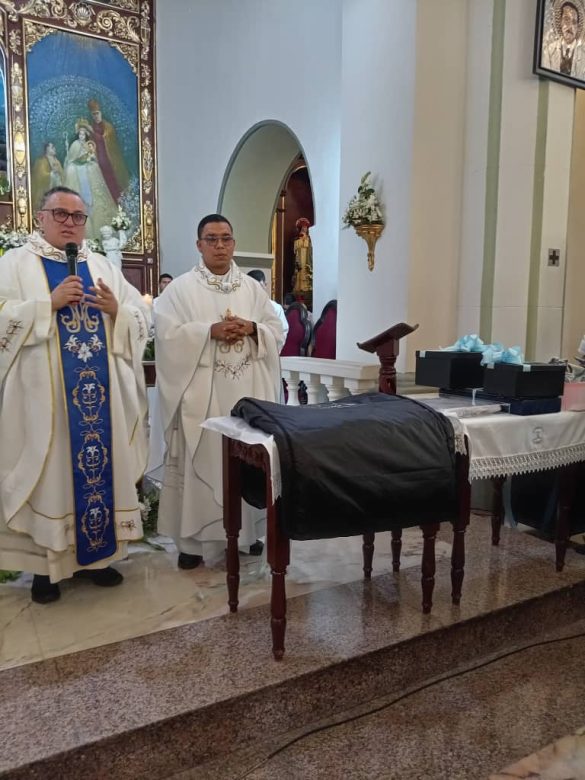 Misioneros Redentoristas ofrecen Vestido para la Divina Pastora